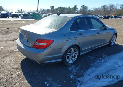 2013 Mercedes-Benz C 250 Sport z USA, uszkodzony, nr VIN WDDGF4HB8DA851415